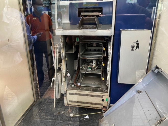 Hiện trường cây ATM bị phá.