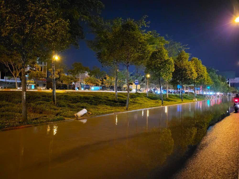 &nbsp;Nước chảy lênh láng trên đường Phạm Văn Đồng do ống cấp nước bị vỡ