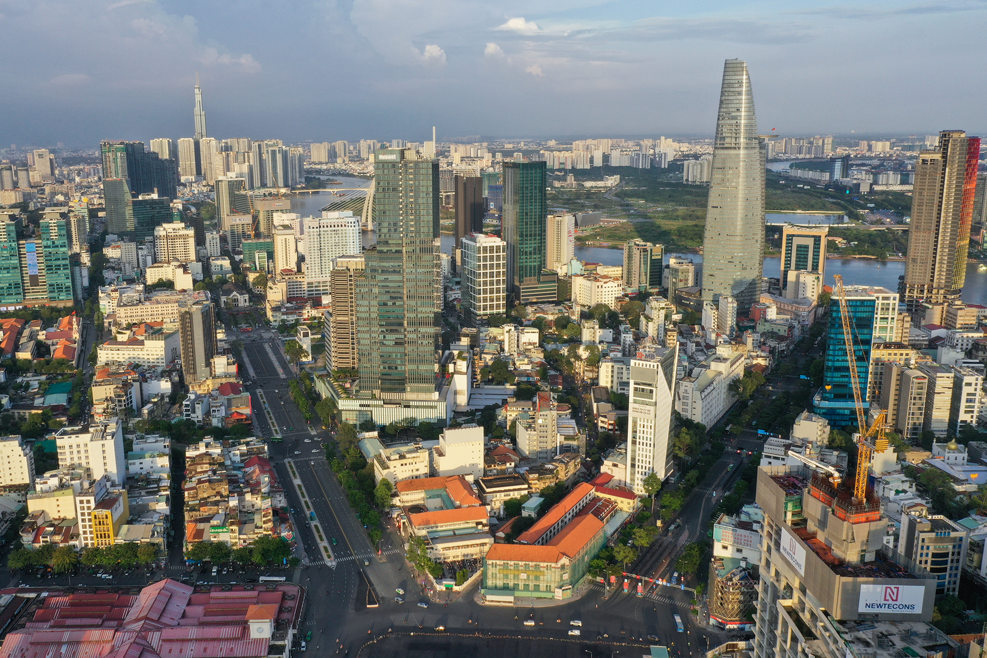 Đường Lê Lợi, quận 1 từ Nhà hát Thành phố đến chợ Bến Thành dài gần 1km, là một trong những tuyến đường có vị trí đắc địa, sầm uất và đắt đỏ nhất ở trung tâm TP.HCM.