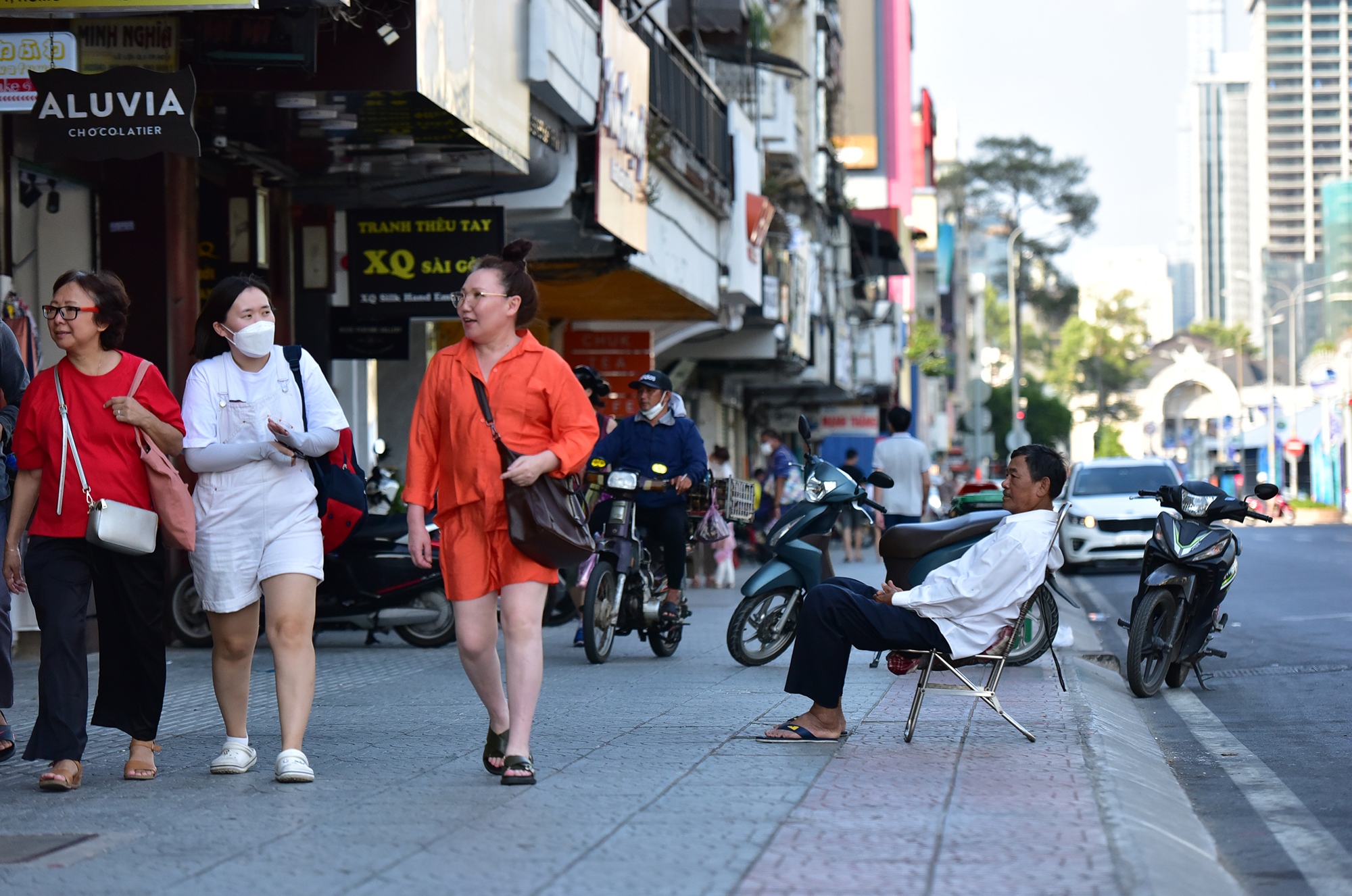 Ông Trịnh Hoài Thanh, bán đồ lưu niệm trên đường Lê Lợi cho biết sau khi mặt bằng được trả lại thông thoáng nhưng nắng như muốn bể đầu suốt cả ngày, cuối chiều ông mới ra ngoài vỉa hè ngồi hóng mát chờ khách. “Nếu được lựa chọn tôi muốn tuyến phố được trồng lại cây xanh để nhìn được xanh tươi, mát mẻ hơn. Còn không thì làm mái che cho người dân, du khách đi lại đỡ nắng”, ông Thanh chia sẻ.