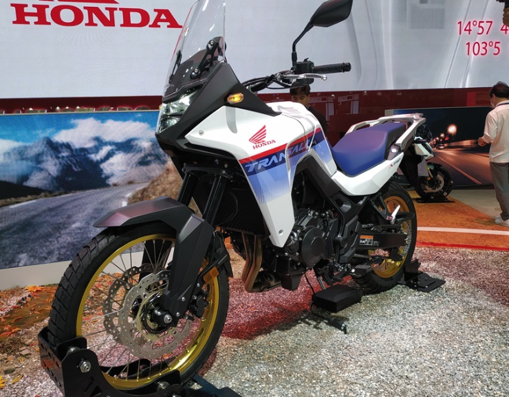 3. 2023&nbsp;Honda XL750 Transalp: Xe trang bị động cơ 2 xi-lanh thẳng hàng SOHC, dung tích 750 cc, làm mát bằng dung dịch. Sức mạnh được truyền qua hộp số 6 cấp với 5 chế độ lái để lựa chọn: Travel, Sport, Standard, Rain và User. Hiện tại giá bán của dòng xe này vẫn chưa được công bố.&nbsp;