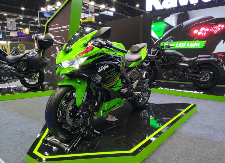 6. 2023 Kawasaki Ninja ZX-4R: Đây là mẫu&nbsp;xe côn tay thể thao có yếm quây đầy đủ&nbsp;mới nhất của Kawasaki.&nbsp;Xe sử dụng động cơ 4 xi-lanh dung tích 400 cc, làm mát bằng dung dịch. Sức mạnh được truyền qua hộp số 6 cấp và được bổ sung hệ thống Sang số nhanh (Quick Shifter).&nbsp;Ninja ZX-4R có 2 phiên bản và 2 màu sắc với giá bán 320.000 bath (220,83 triệu đồng)&nbsp;cho bản Tiêu chuẩn và 360.000 baht (248,43 triệu đồng) cho bản SE.&nbsp;