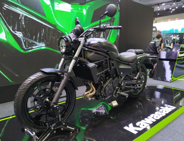 7. 2023 Kawasaki Eliminator: Đây là&nbsp;mẫu môtô hành trình (cruiser) có&nbsp;phong cách cổ điển. Xe trang bị&nbsp;đèn pha&nbsp;và đồng hồ công-tơ-mét hình tròn mang đậm chất xưa. Sức mạnh của xe đến từ loại&nbsp;động cơ cơ bản tương tự Ninja 400. Đó là động cơ&nbsp;2 xi-lanh thẳng hàng, dung tích 400 cc, làm mát bằng dung dịch, truyền lực qua hộp số 6 cấp. Tại Thái Lan,&nbsp;Kawasaki Eliminator 2023 giá niêm yết 224.900 baht (155,2 triệu đồng).&nbsp;