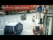 Ô tô - Clip: Kinh hoàng container lật đè trúng xe ba gác