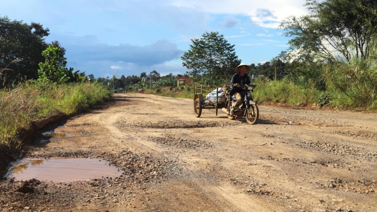 Lem nhem, nhếch nhác, ổ gà, bụi bặm... là những tồn tại trên tuyến đường tránh được cấp hơn 800 tỷ để thi công. Ảnh: HIẾU NGHĨA