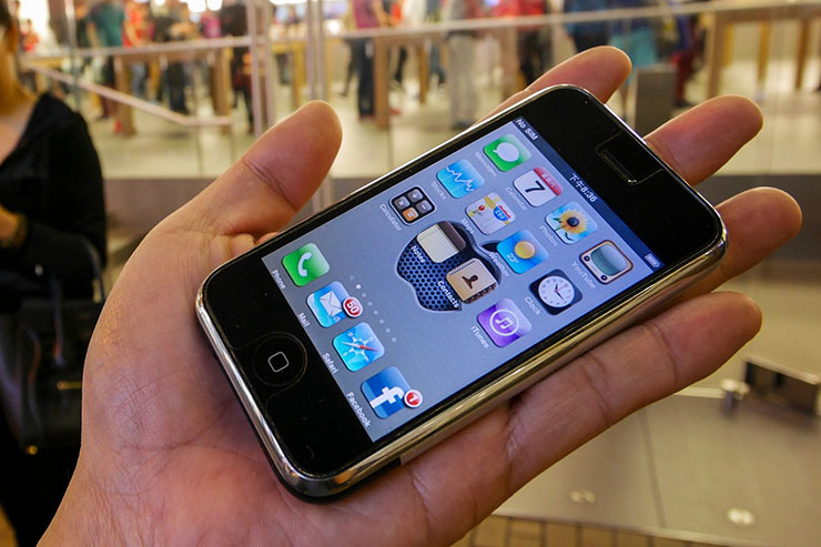 Những chiếc iPhone gốc đang được bán đấu giá hàng tỷ đồng.