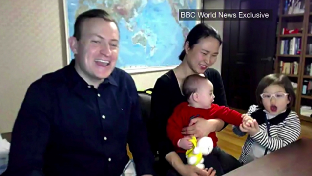 Kể cả trong video phỏng vấn sau đó, 2 em bé vẫn rất tinh nghịch