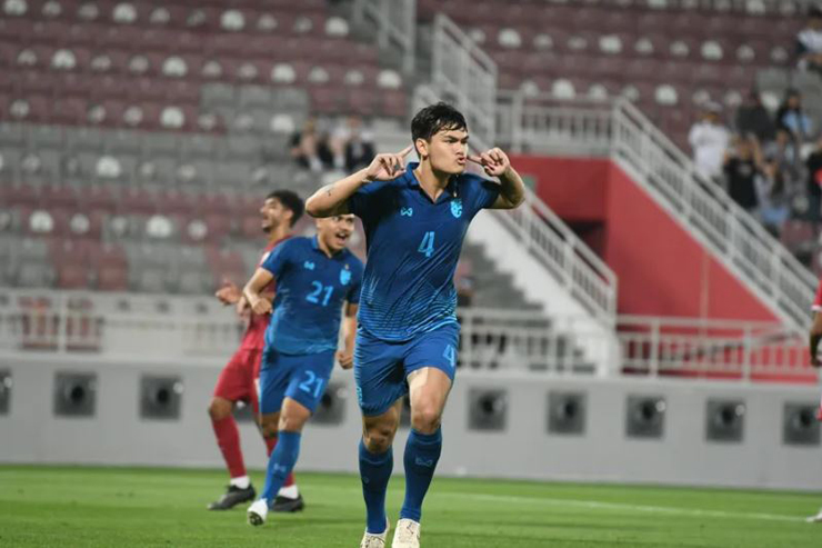 U23 Thái Lan thắng bất ngờ 1-0 trước đội chủ nhà U23 Qatar và sẽ gặp U23 Kuwait chứ không phải đấu U23 Việt Nam ở lượt trận cuối