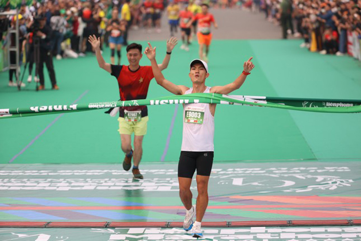 Hoàng Nguyên Thanh chứng tỏ vị trí độc tôn của mình ở đường chạy 42km tuyển chuyên nghiệp