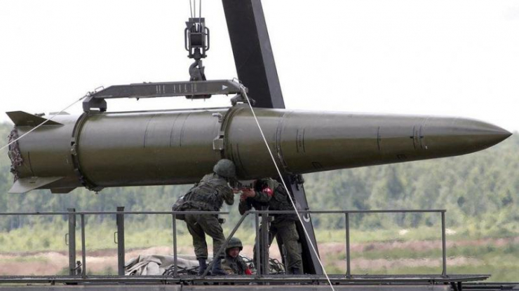 Binh sĩ Nga lắp đặt tên lửa Iskander lên bệ phóng. Ảnh: GettyImages