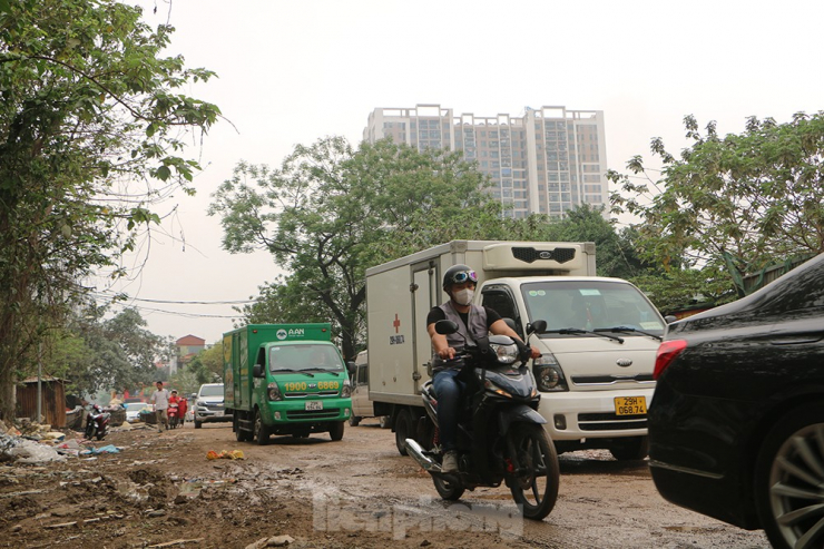 Dù không phải giờ cao điểm, nhưng đường Nguyễn Cảnh Dị luôn tấp nập xe qua lại.