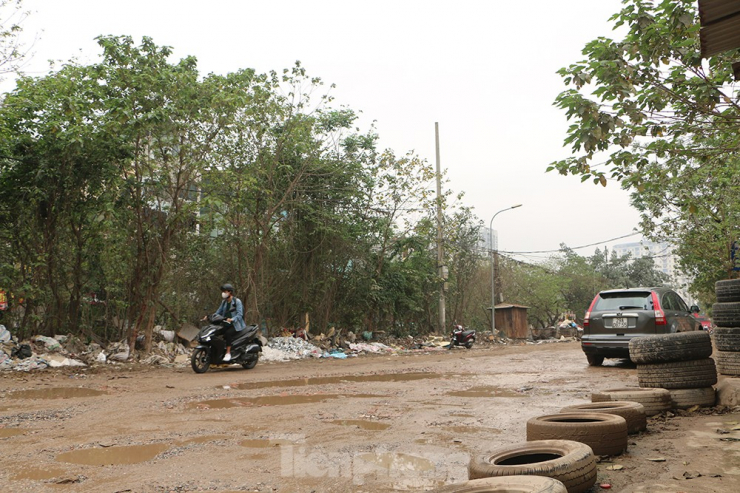 Dày đặc "ổ gà" người tham gia giao thông không còn lối nào để tránh.