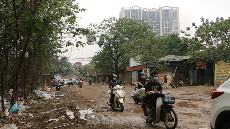 Anh Nguyễn Minh Hiếu, người lưu thông qua tuyến đường này cho biết: "Tôi thường xuyên phải đi qua đây để về nhà, trời nắng thì bụi, mưa thì bẩn".