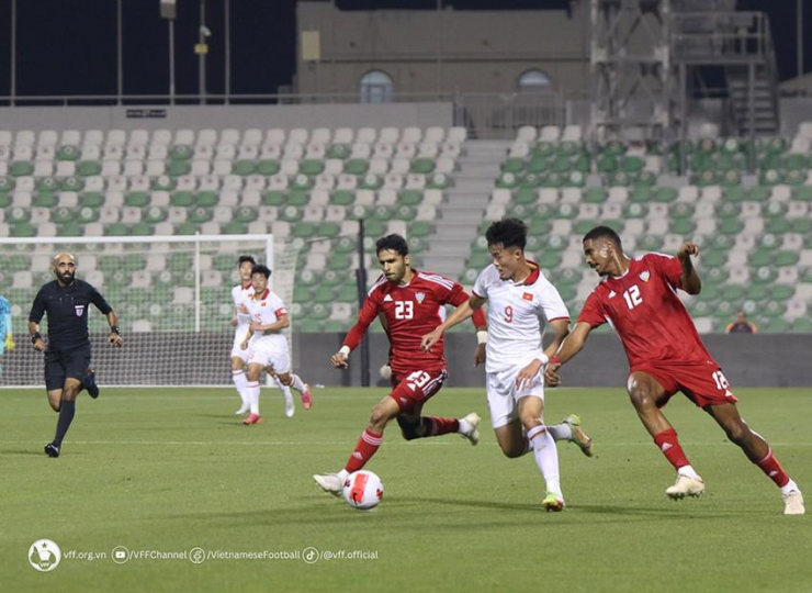 Sau trận thua Iraq 0-3, thầy trò HLV Troussier lại thua tiếp 0-4 trước UAE. Ảnh: VFF