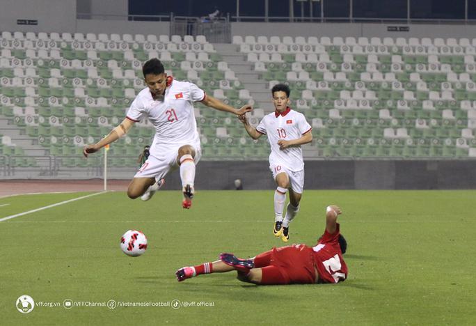 Lối chơi của tuyển U23 Việt Nam (áo trắng) dưới thời HLV Troussier chưa có bản sắc rõ ràng. (Ảnh: VFF)