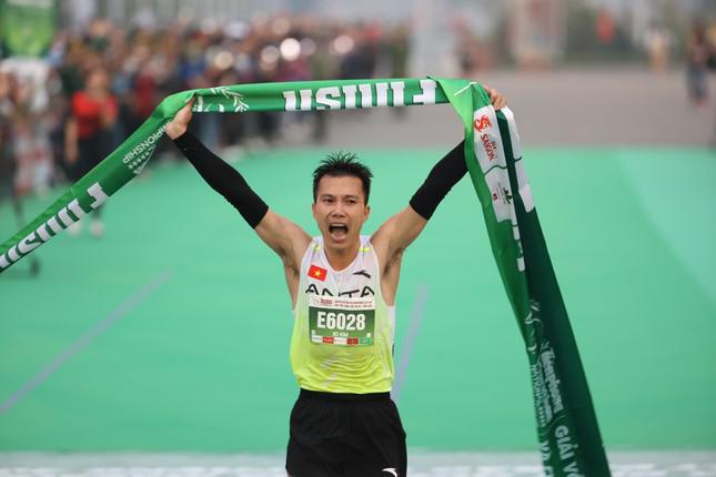 Kỷ lục gia 9 lần vô địch liên tiếp Tiền Phong Marathon Đỗ Quốc Luật: &#39;Tôi đã khóc vì quá vui sướng&#39; - 2