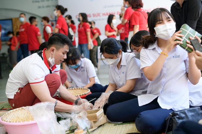 Thêm ngày nghỉ, người lao động có thời gian để cùng con cái tham gia hoạt động ngoại khóa ở trường