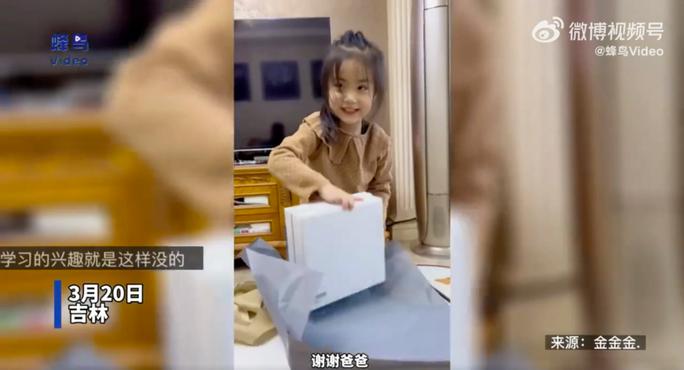 Cô bé phấn khích khi chuẩn bị mở món quà bất ngờ từ bố … Ảnh: Weibo