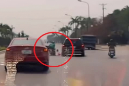 Clip: Tông vỡ đuôi “xe sang” Mercedes, tài xế xe máy gặp họa