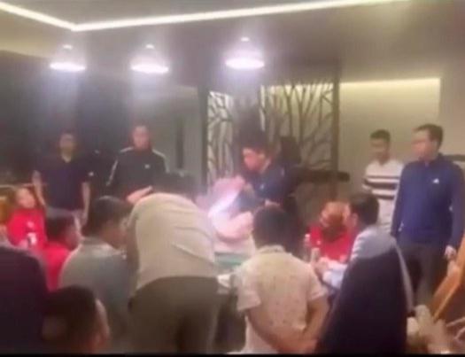Nhiều doanh nhân tham gia đánh bạc bị bắt quả tang tại Vĩnh Phúc - Ảnh: Cắt từ clip