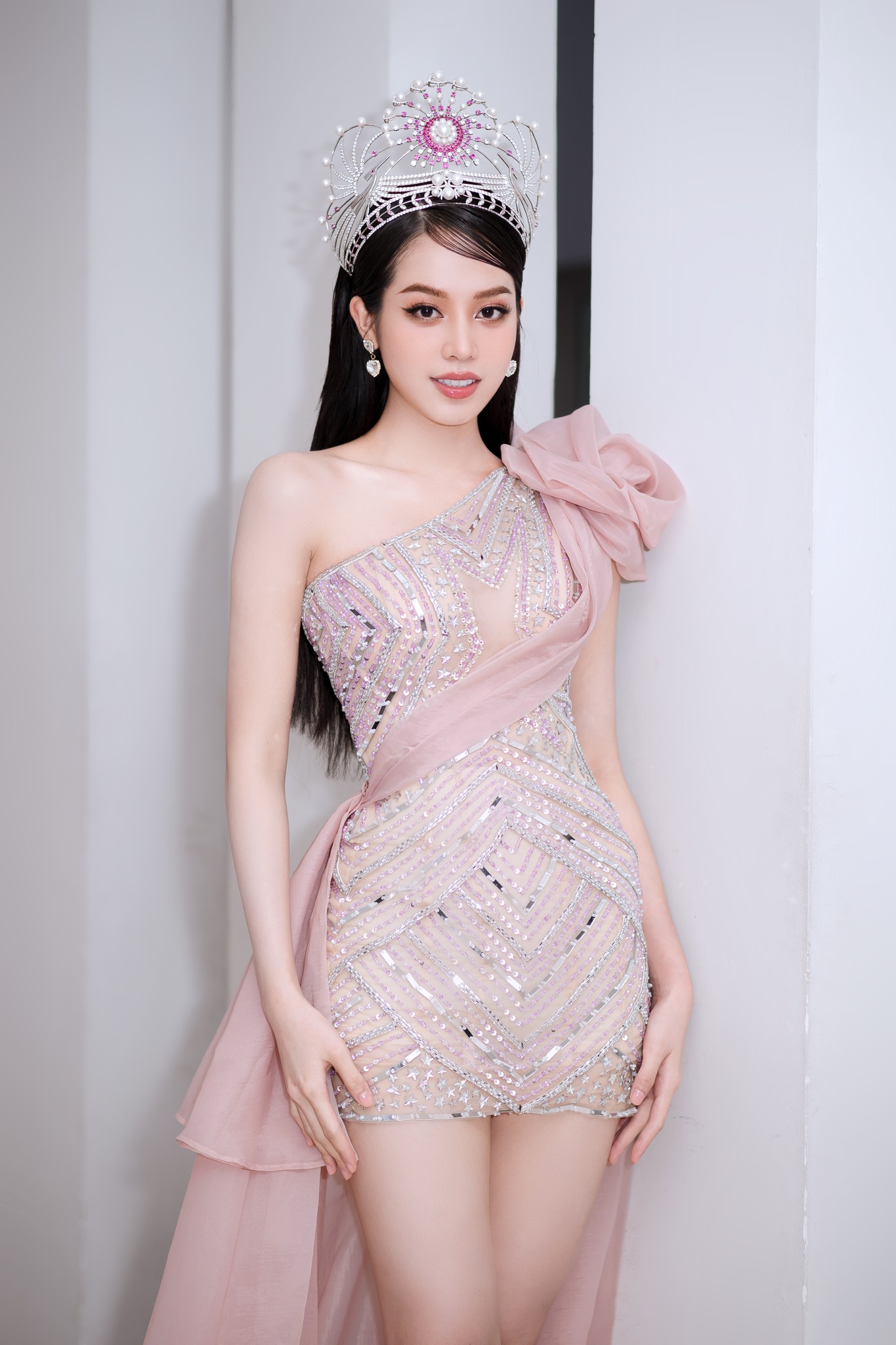 Người mặt của Hoa hậu Việt Nam năm 2023 thanh thoát, sắc nét hơn, body cũng trông đầy đặn, gợi cảm. Được biết, Thanh Thủy sửa mũi, làm răng, nâng ngực,...