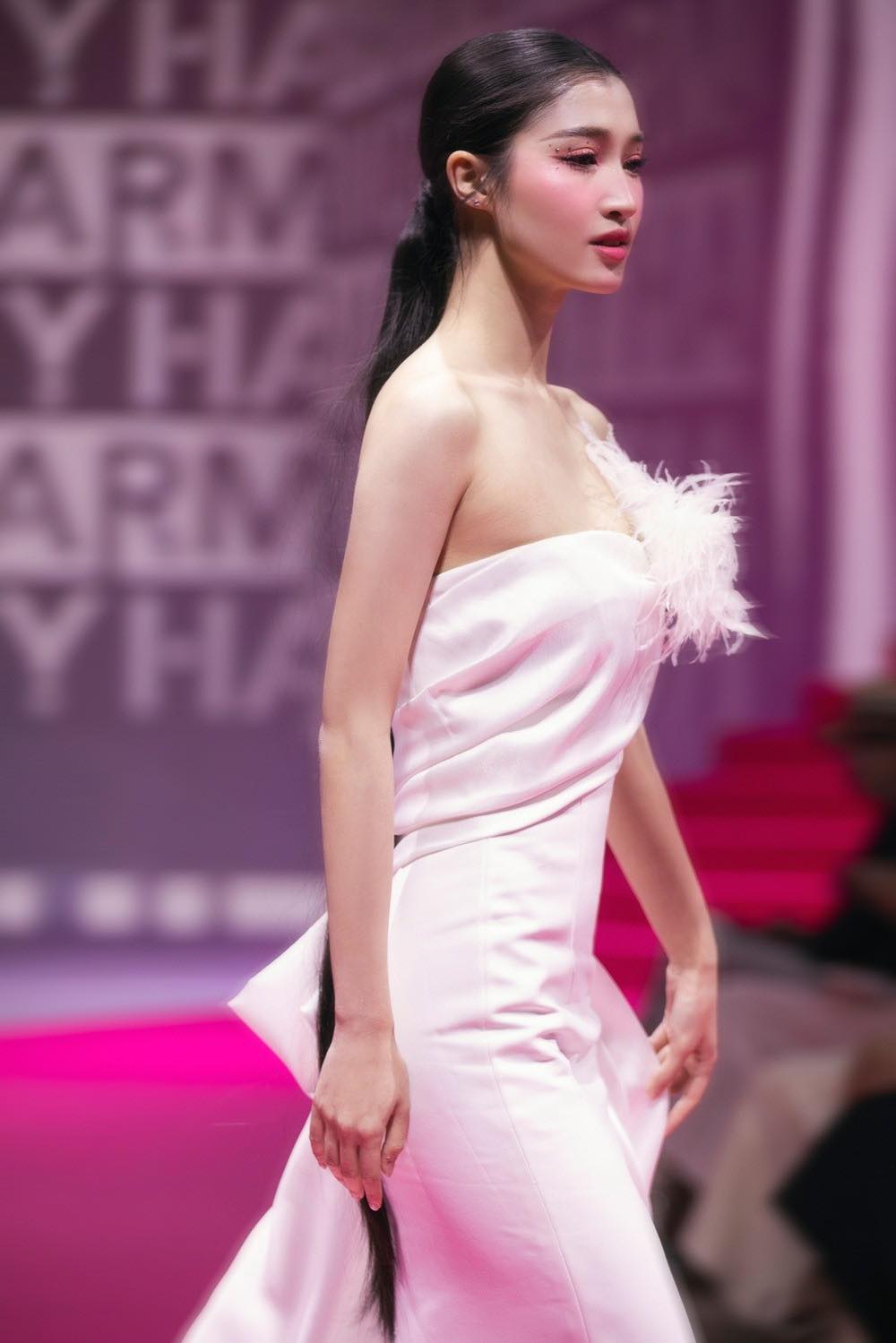 Á hậu Phương Nhi tại một show diễn thời trang.