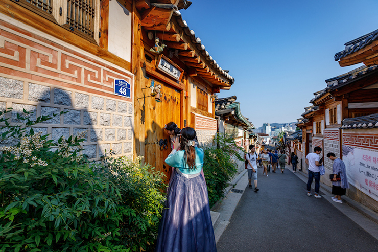 Làng Bukchon Hanok: Bukchon đẹp như tranh vẽ sẽ làm hài lòng mọi du khách khi đi bộ trên những con hẻm nhỏ quanh co và chụp lại những bức ảnh tuyệt vời. Với những ngôi nhà được xây dựng từ thế kỷ 14 của triều đại Joseon, làng Bukchon Hanok hiện là khu vực được bảo vệ để bảo tồn di sản văn hóa phong phú của Hàn Quốc.
