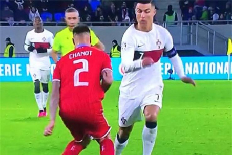 Ronaldo bất chấp để ghi hat-trick: Giở trò bị trọng tài phạt thẻ vàng