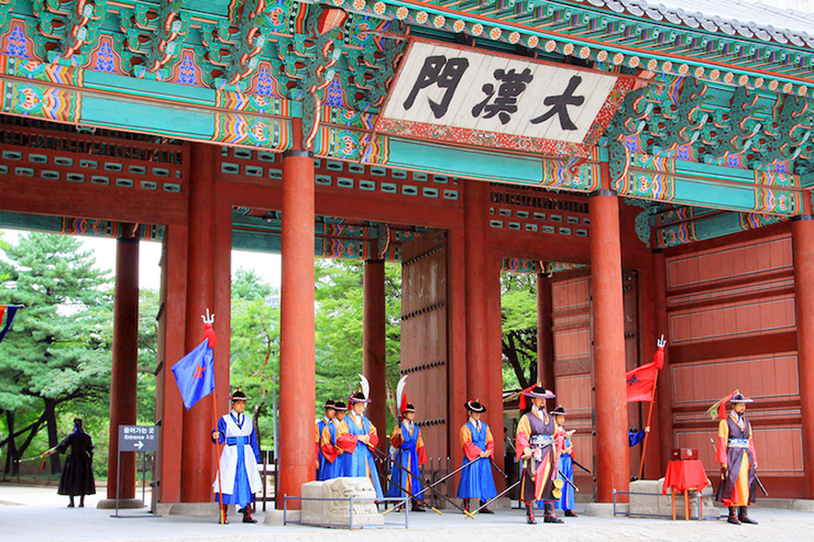 Cung điện Deoksugung: Nơi đây có sự pha trộn đầy ấn tượng giữa phong cách kiến trúc phương Tây và Hàn Quốc, với những khu vườn trông đặc biệt châu Âu. Khu phức hợp cung điện này có cổng Daehanmun và sảnh Deokhongjeon tuyệt đẹp để chiêm ngưỡng, và sảnh Seokjojeon trông không khác gì châu Âu với các đặc điểm tân cổ điển của nó.

