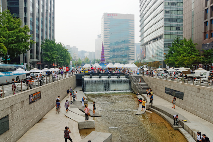 Cheonggyecheon: Bầu không khí yên bình của Cheonggyecheon khiến bạn có cảm giác như mình đang cách xa những con phố nhộn nhịp của thành phố. Vào ban đêm, những nghệ sĩ đường phố biểu diễn các tiết mục giải trí, trong khi các màn trình diễn ánh sáng chiếu lên mặt nước rất đẹp mắt.
