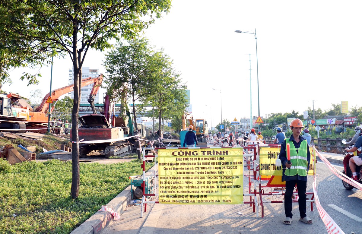 Trong quá trình tìm nguyên nhân, khắc phục sự cố, đơn vị triển khai thi công luôn túc trực, phân luồng giao thông để đảm bảo an toàn giao thông trên đường Phạm Văn Đồng.