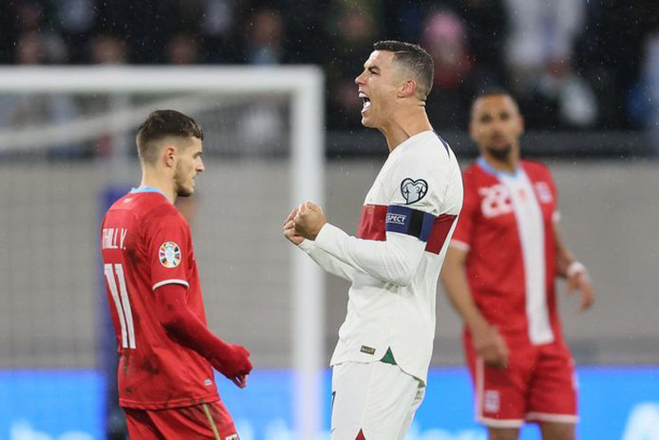 Ronaldo nối dài kỷ lục kép khi là cầu thủ ra sân nhiều nhất cho ĐT Bồ Đào Nha (198 trận) và ghi bàn nhiều nhất lịch sử cấp độ ĐTQG (122 bàn)