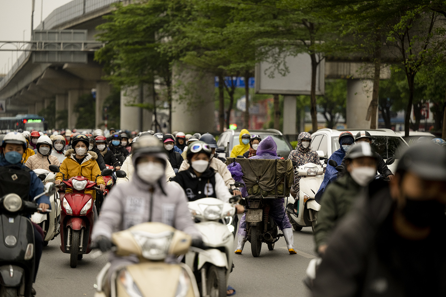 Do áp lực giao thông quá lớn, người phụ nữ bất chấp nguy hiểm quay đầu đi ngược đường.