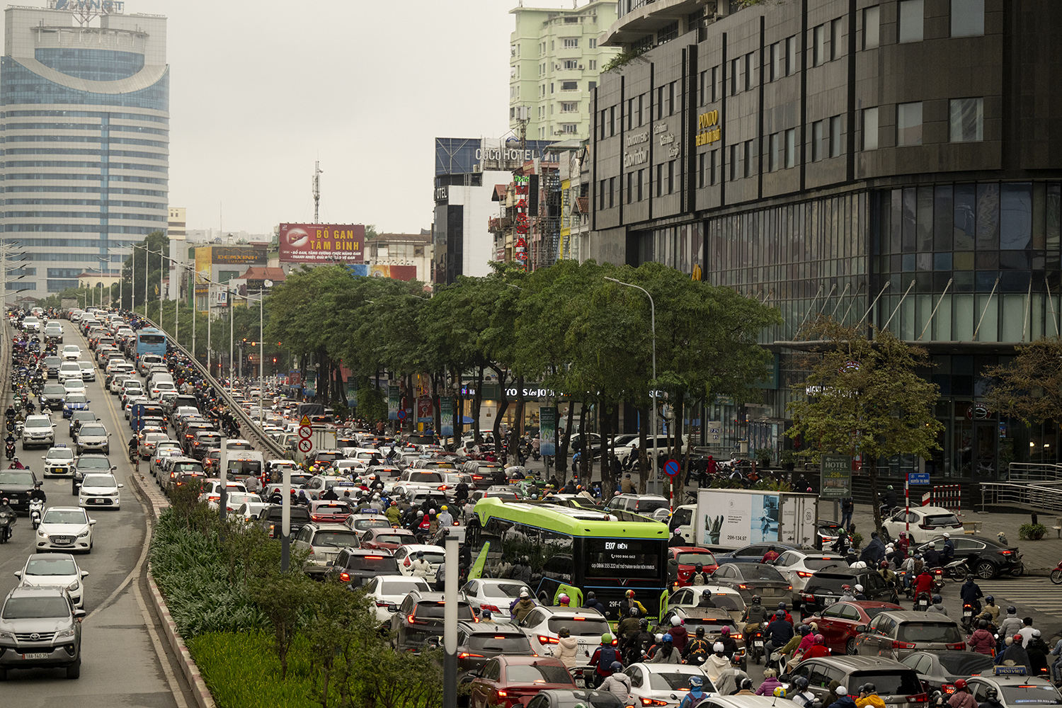 8h30 sáng, đường Nguyễn Chí Thanh ùn tắc nghiêm trọng.