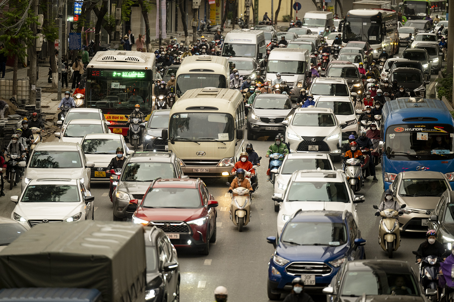 Tại tuyến đường Hồ Tùng Mậu, các phương tiện ùn ứ kéo dài hàng trăm mét.