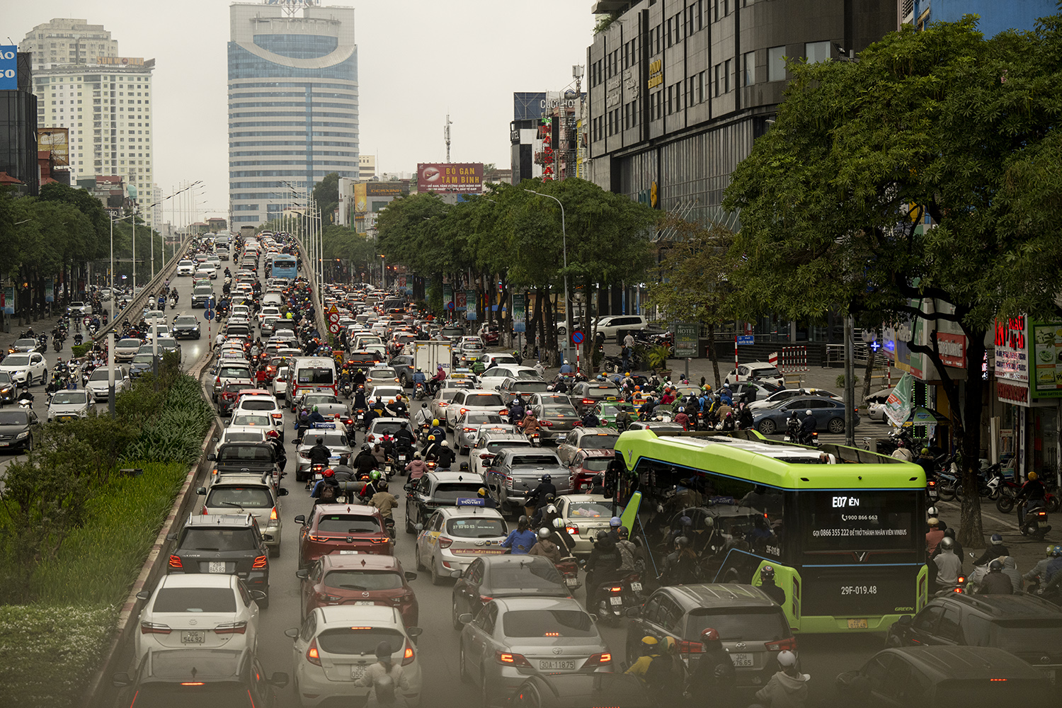 Cầu vượt Trần Duy Hưng - Nguyễn Chí Thanh phương tiện xếp hàng dài để qua cầu.