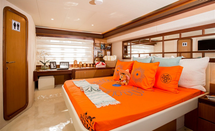 Đây là không gian phòng ngủ trong du thuyền triệu đô của Lý Nhã Kỳ neo đậu ở bến sông Sài Gòn.
