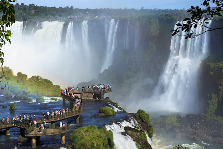 Thác Iguazu, Brazil &amp; Argentina: Thác Iguazu là hệ thống thác nước lớn nhất thế giới với 275 thác nước lớn nhỏ khác nhau, trong đó thác Họng Quỷ là lớn nhất.
