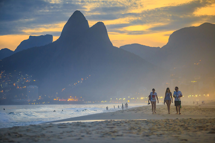 Rio de Janeiro, Braxin: Ngoài điệu samba, thành phố quốc tế này còn nổi tiếng với Lễ hội hóa trang, lễ hội bossa nova và bãi biển Copacabana. Địa danh nổi tiếng nhất ở đây&nbsp;là bức tượng Chúa Cứu Thế nằm trên đỉnh núi Corcovado.
