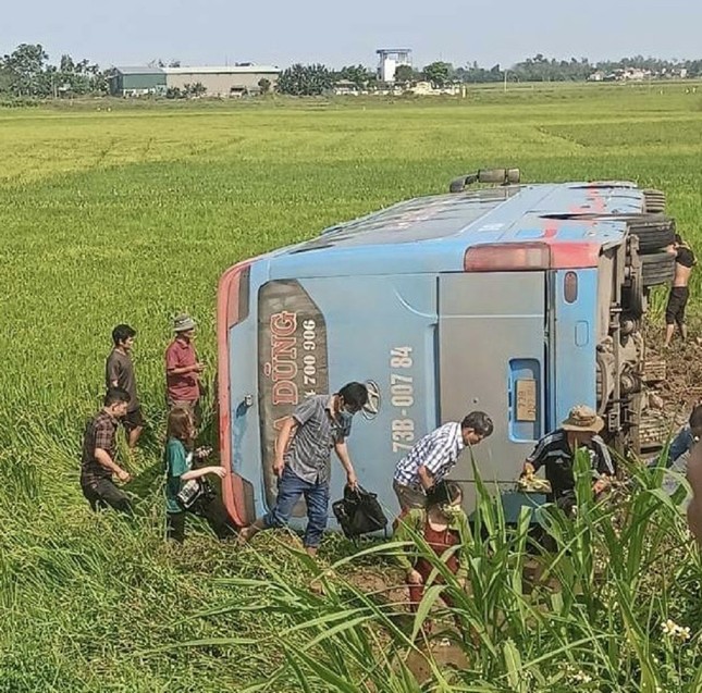 Xe khách lật nhào xuống ruộng lúa.