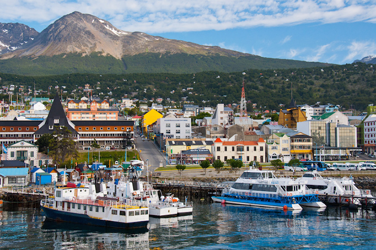 Cảng Ushuaia, Argentina: Nép mình giữa những ngọn núi dọc theo bờ vịnh, Ushuaia đẹp như tranh vẽ khi trời không có mây hoặc gió. Nơi đây&nbsp;có một bảo tàng, từ đây du khách có thể ngắm&nbsp;chim cánh cụt, cá voi sát thủ và hải cẩu.
