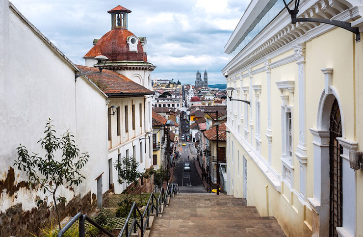 Quito, Ecuador: Đây là thủ đô cao nhất thế giới và cũng gần xích đạo nhất. Được thành lập bởi người Tây Ban Nha vào năm 1534, khu phố cổ đầy màu sắc của Quito là một trong những khu phố cổ được bảo tồn tốt nhất, ít thay đổi nhất và lớn nhất ở châu Mỹ.
