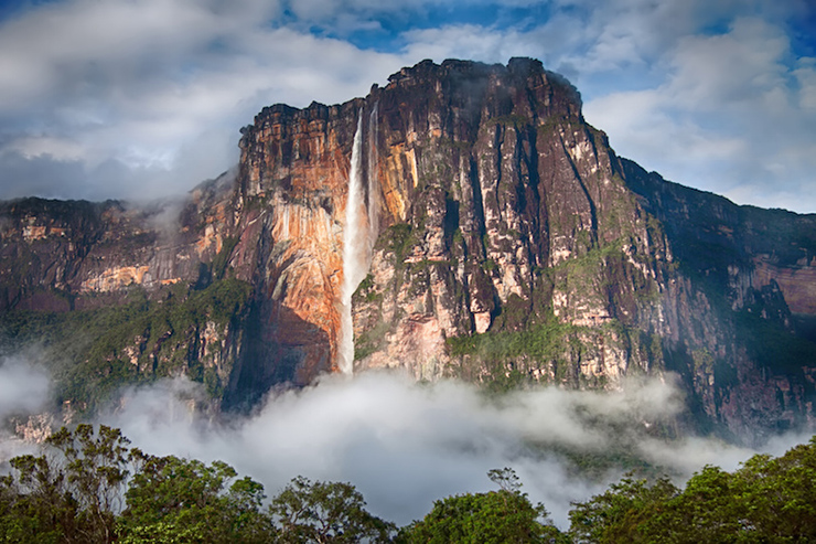 Thác Angel, Venezuela: Angel là thác nước không bị gián đoạn cao nhất thế giới, cao gấp 15 lần thác Niagara. Thác nước cao hơn 950m đổ xuống núi Auyantepu vào Rio Kerepacupai Meru.
