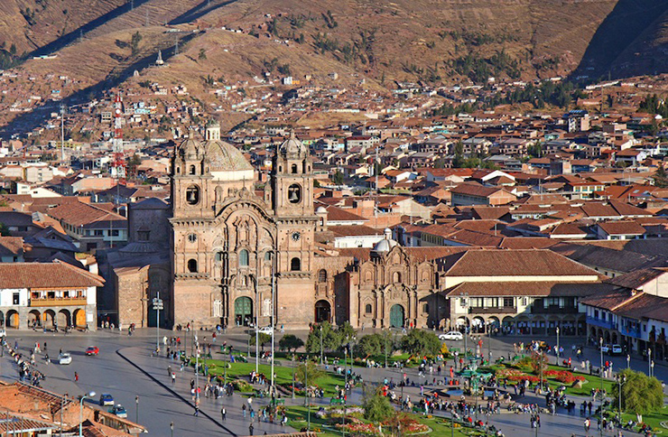 Cusco, Peru: Nằm ở độ cao 3.400m trong dãy núi Andes, Cusco từng là thủ đô của Đế chế Inca hùng mạnh. Sau đó, vào thế kỷ 16 nó đã bị chinh phục bởi người Tây Ban Nha. Phần còn lại của nhiều địa điểm Inca có thể được tìm thấy ở khu vực xung quanh đây, trong khi di sản từ&nbsp;Tây Ban Nha có thể được tìm thấy ở Khu Phố Cổ.
