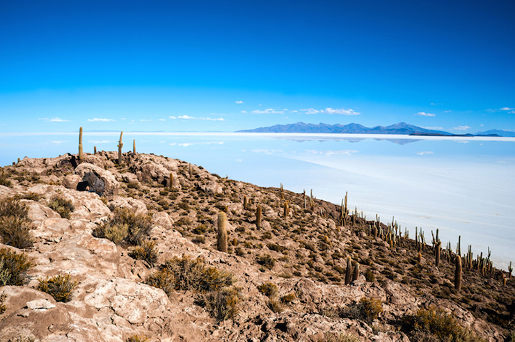 Salar de Uyuni, Bolivia: Nằm trên dãy núi Andes ở độ cao gần 3.700m so với mực nước biển, Salar de Uyuni là cánh đồng muối lớn nhất thế giới. Đồng muối bằng phẳng này biến thành một tấm gương khổng lồ sau khi trời mưa.
