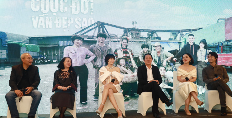 Từ trái qua: Đạo diễn Danh Dũng, nghệ sĩ Thanh Quý, Thanh Hương, Hoàng Hải, Anh Thơ, Tô Dũng
