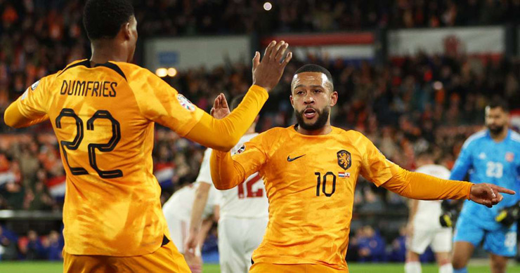 Denzel Dumfries và Memphis Depay phối hợp tạo nên bàn mở tỷ số cho Hà Lan trước Gibraltar