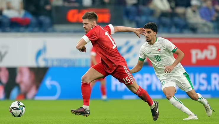 Zidane Iqbal (phải) dù mới 19 tuổi nhưng đã chơi chững chạc đến không ngờ dù Iraq thua 0-2 trên sân của Nga