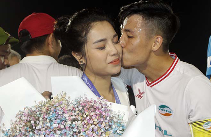 Anh từng gây sốt với khoảnh khắc cầu hôn “người thương” trong lúc nhận huy chương nhà vô địch V-League 2020.
