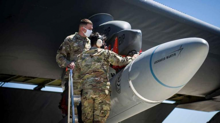 Lực lượng Không quân Mỹ gắn tên lửa siêu thanh ARRW vào cánh một chiếc máy bay ném bom B-52H Stratofortress để thử nghiệm vào tháng 8-2020 tại Căn cứ Không quân Edwards. Ảnh: KHÔNG QUÂN MỸ
